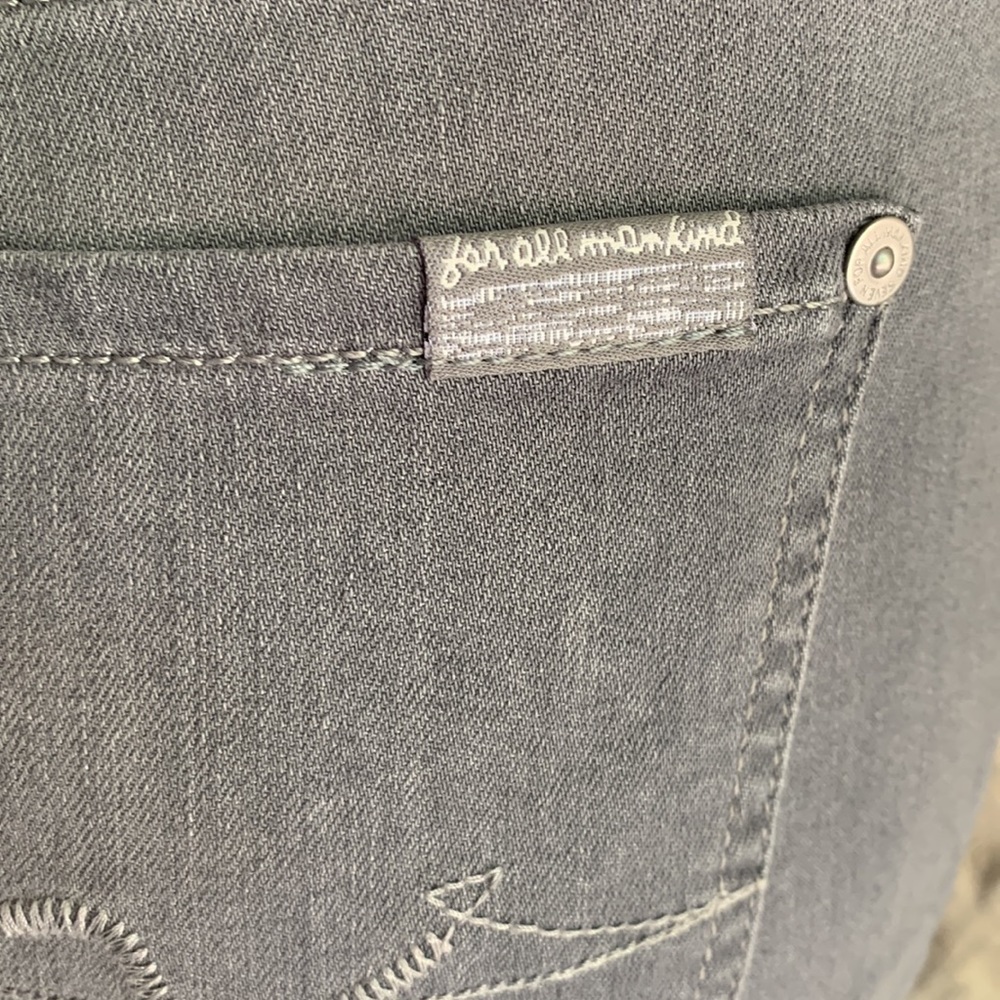 7 FOR ALL MANKIND | Karah Gray Form Fitted Straight Leg Jeans - Picture 6 of 12